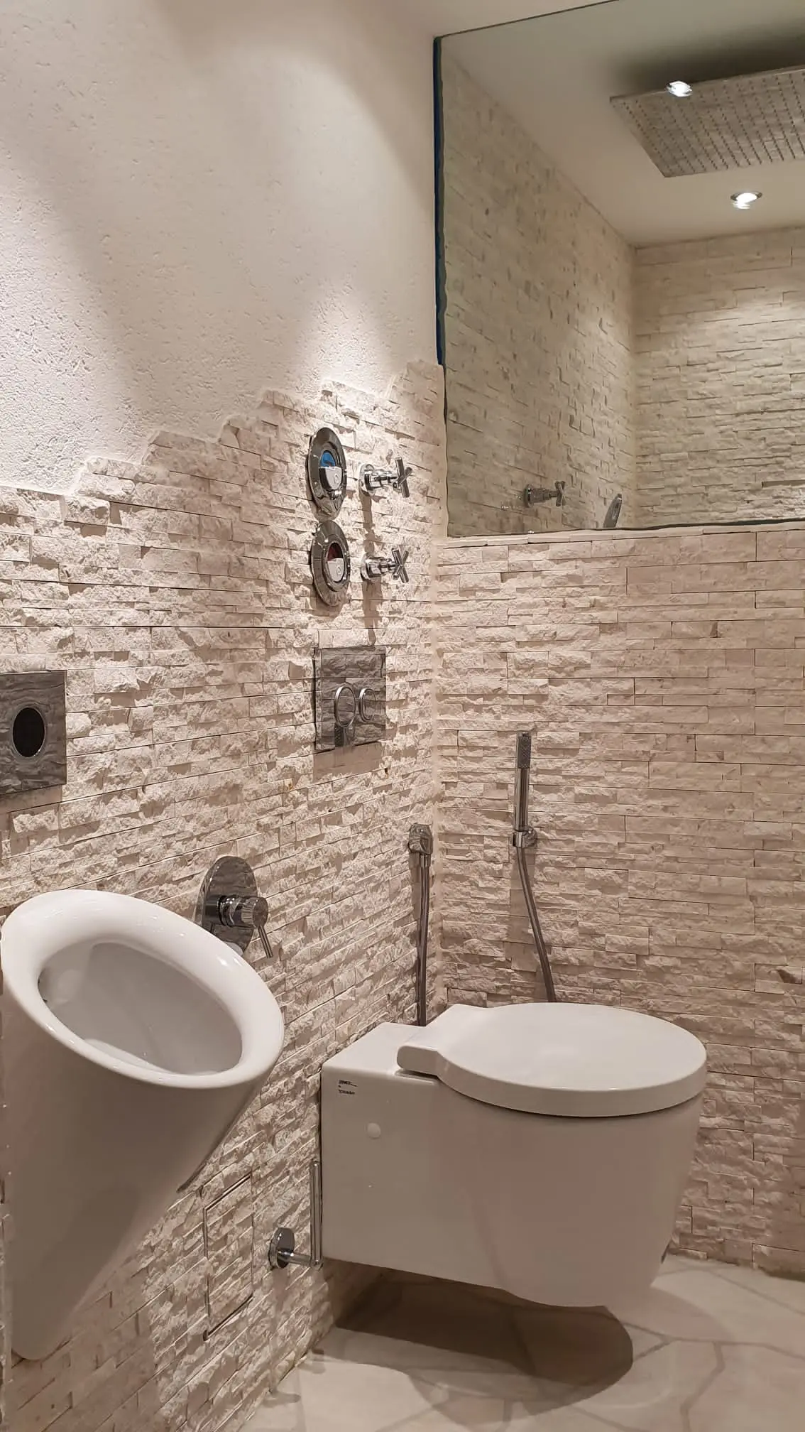 Modernes Bad mit hochwertiger Sanitärausstattung
